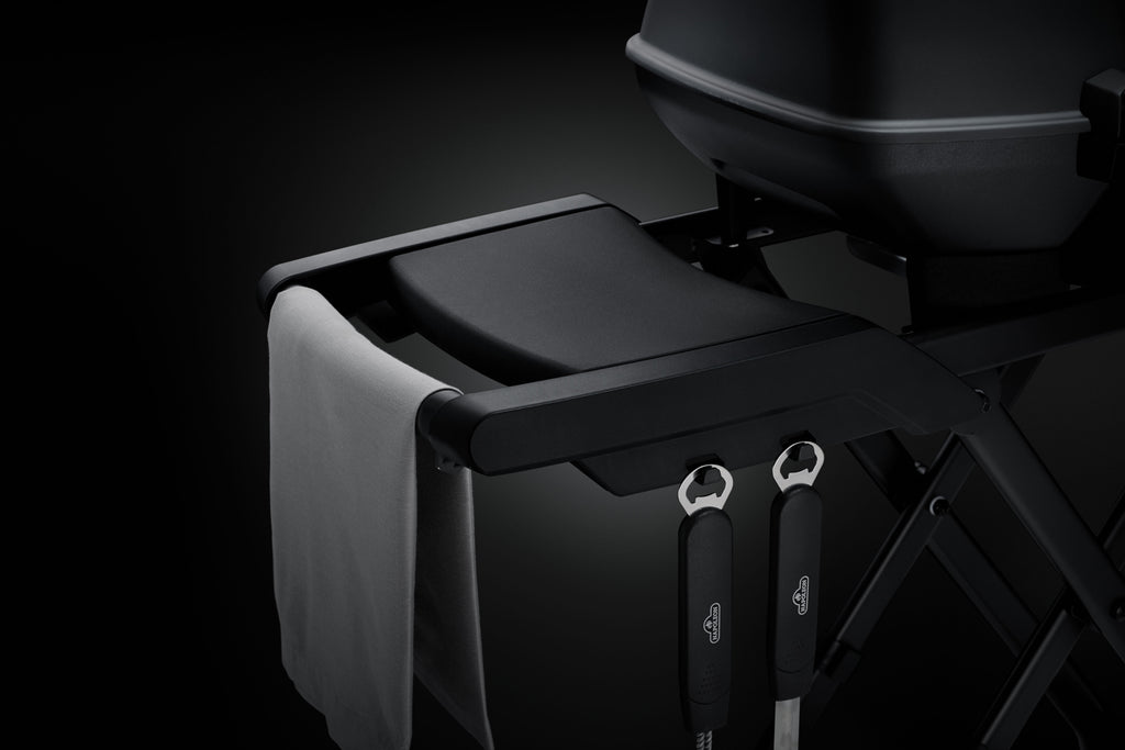 Sidebord og oppbevaring på Gassgrill TravelQ PRO285X Phantom matt svart med vogn
