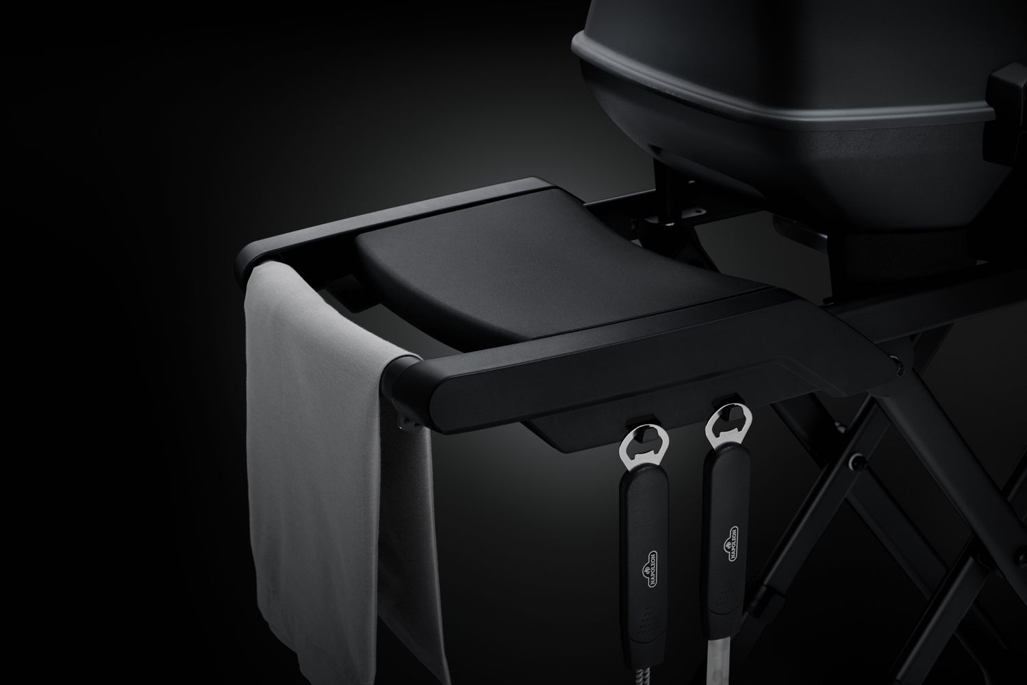 Sidebord og oppbevaring på Gassgrill TravelQ PRO285X Phantom matt svart med vogn
