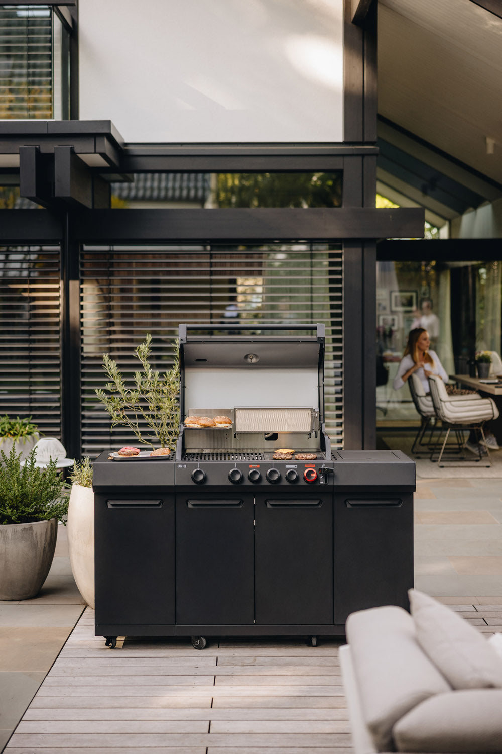 Nærbilde av kontrollpanel på Gassgrill UNIQ 4 IK Kitchen Shadow