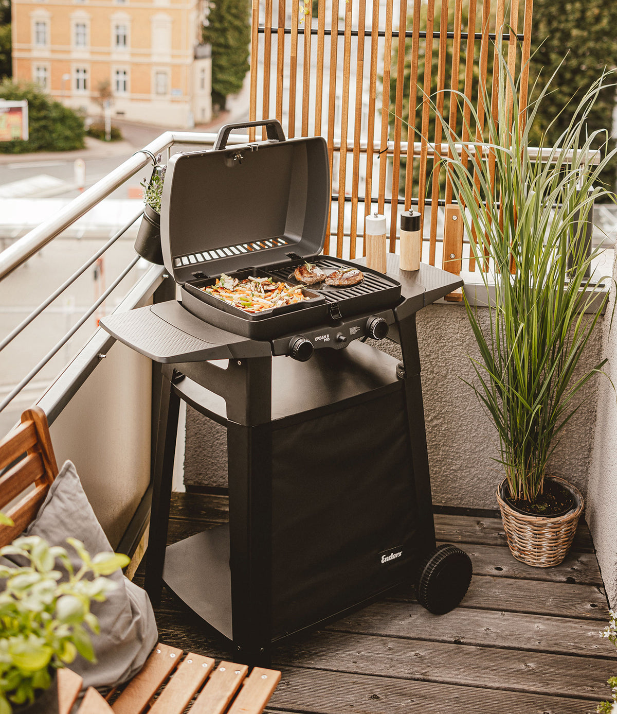 Detalj av støpejernsrist på Gassgrill Urban II Pro med tralle 2 brennere støpejernsrist