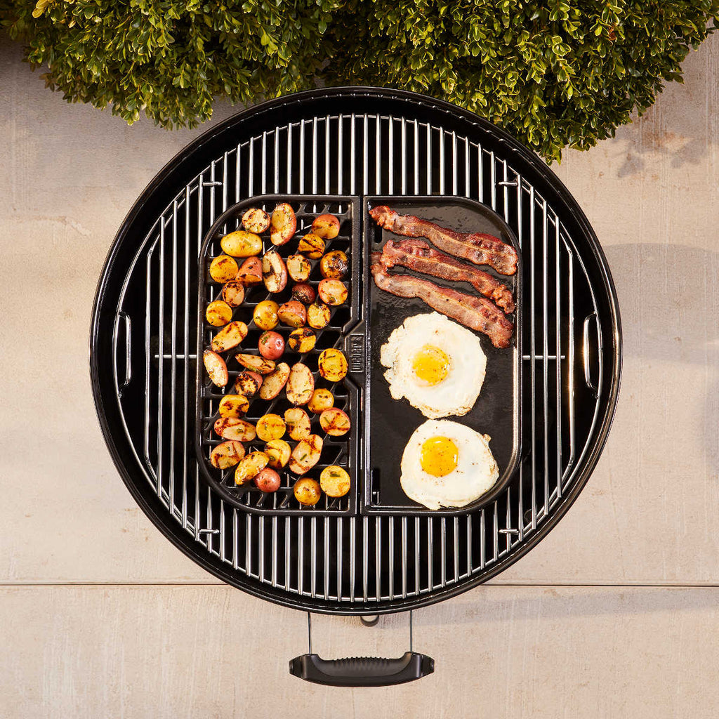 Montert GBS 2in1 Sear Grate & grillplate støpejern - Weber på grill