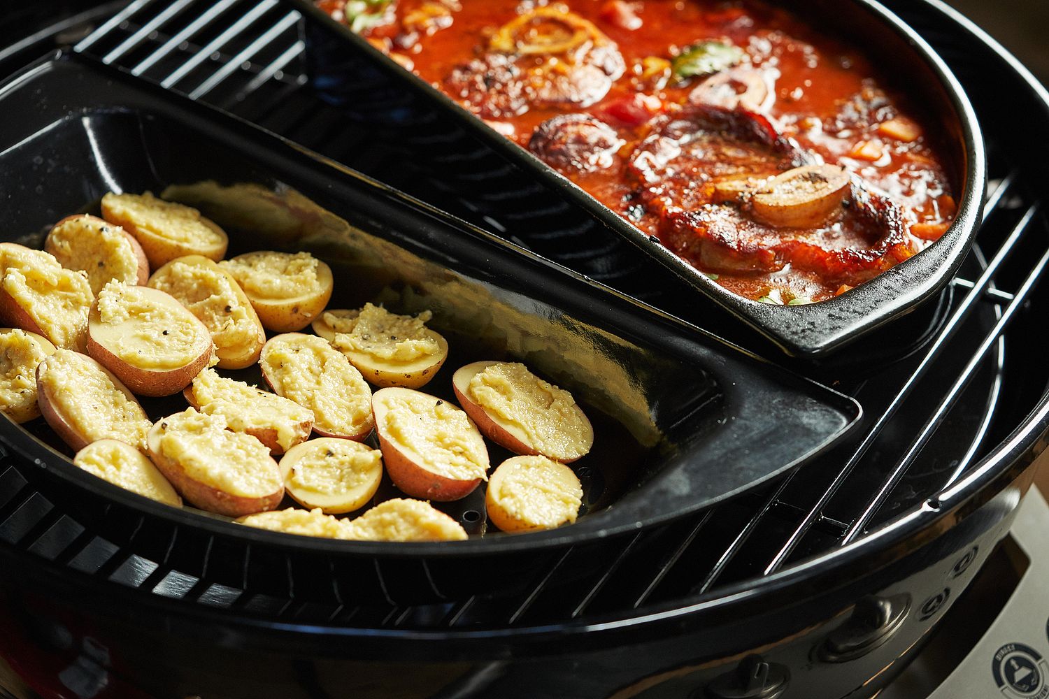 Gourmet halvmåne grillskåler 2-delt for kulegrill - Outdoorchef i bruk med grønnsaker