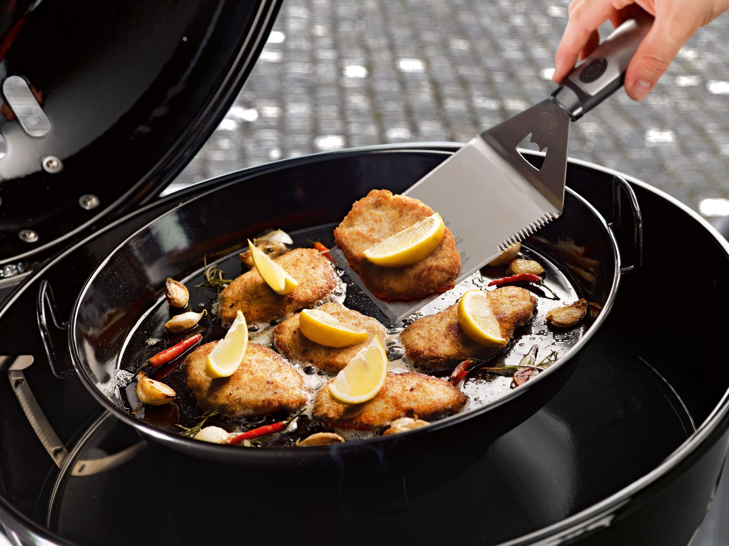 Nærbilde av håndtak på Gourmet sett 2-delt panne 40 cm og pizzabrett 39 cm Outdoorchef