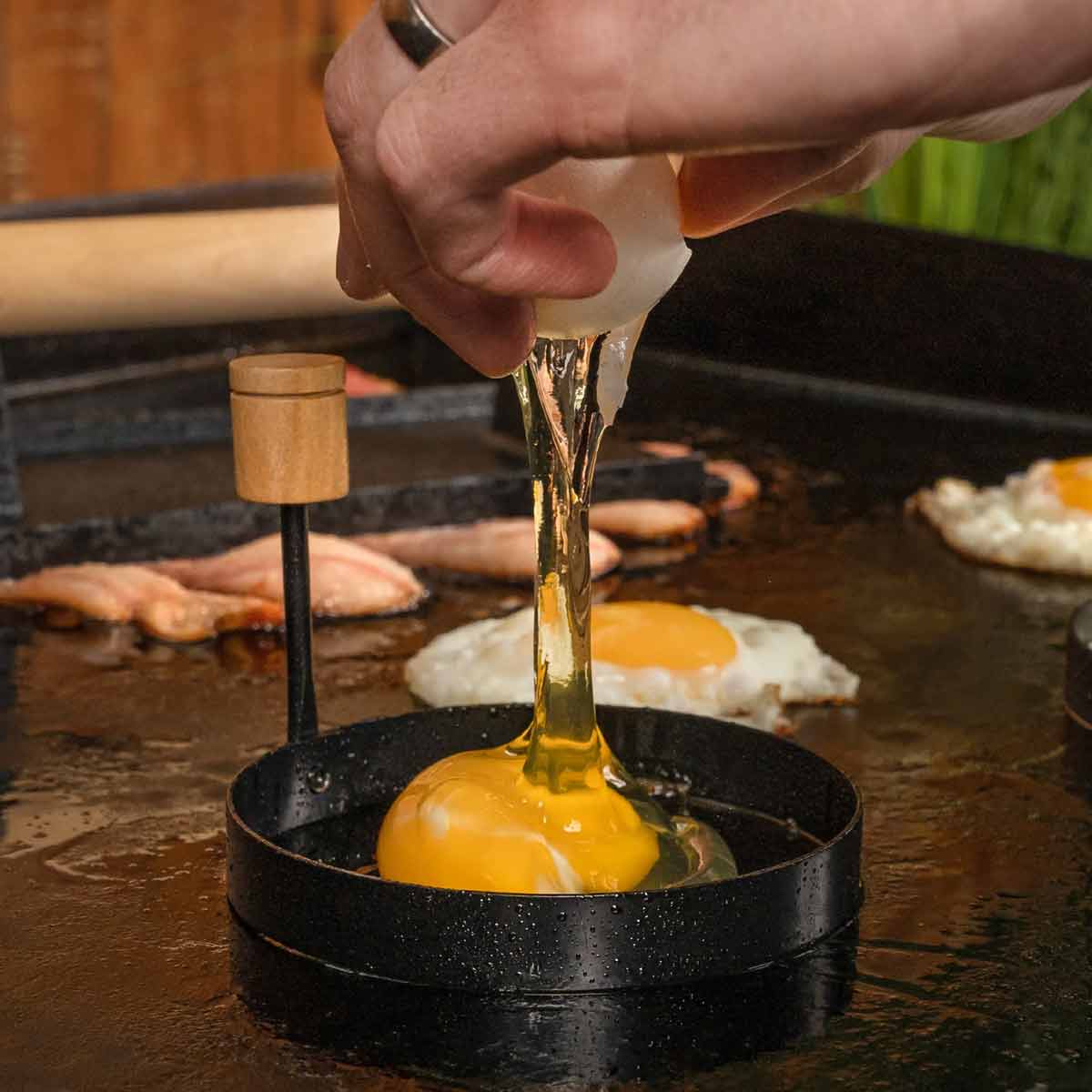 Montert Griddle Breakfast Kit 4-delt frokostsett - Blackstone på grillplate
