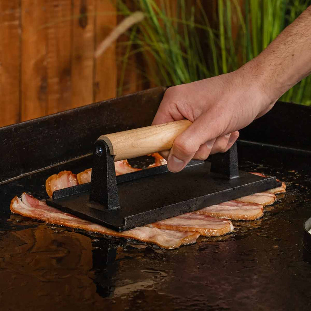 Nærbilde av teigdispenser fra Griddle Breakfast Kit 4-delt frokostsett - Blackstone