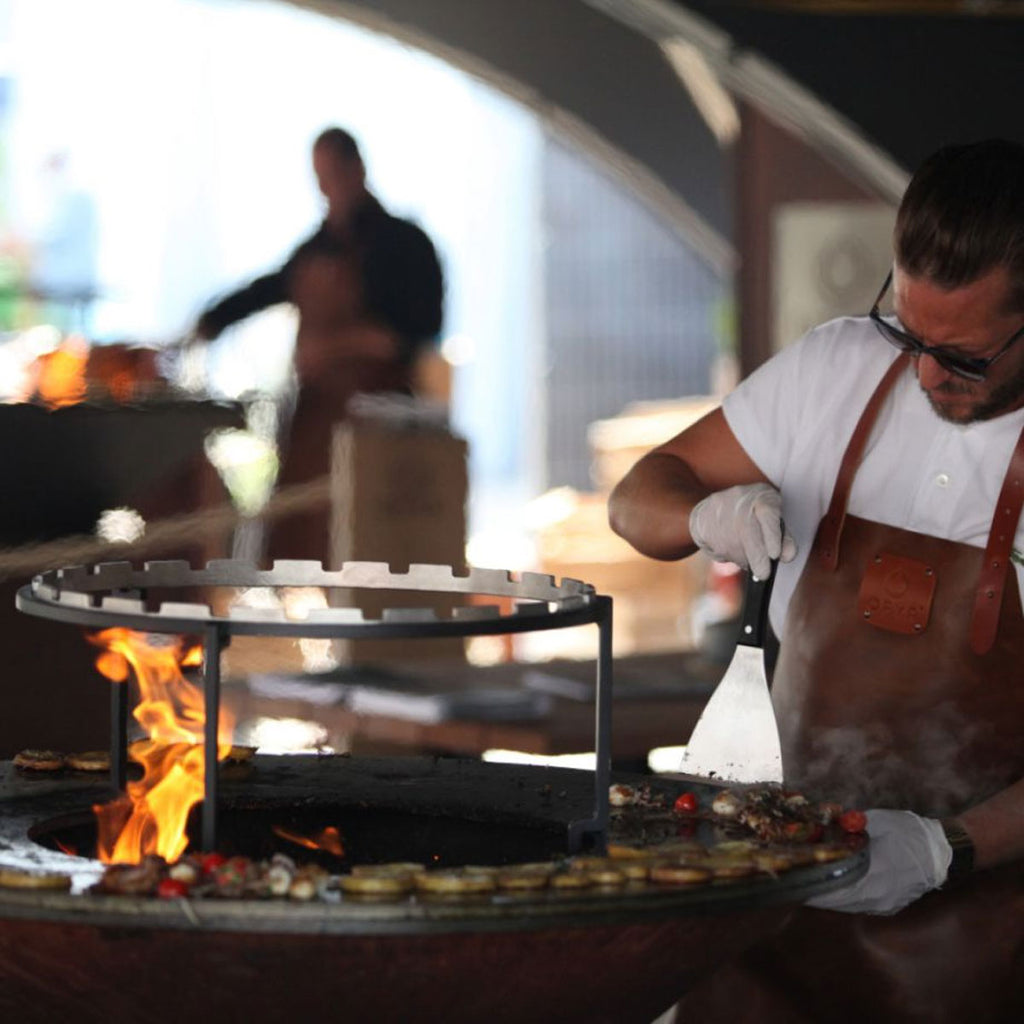 Montert Grill tilbehørssett 100 med grillrist og spade - OFYR i bruk