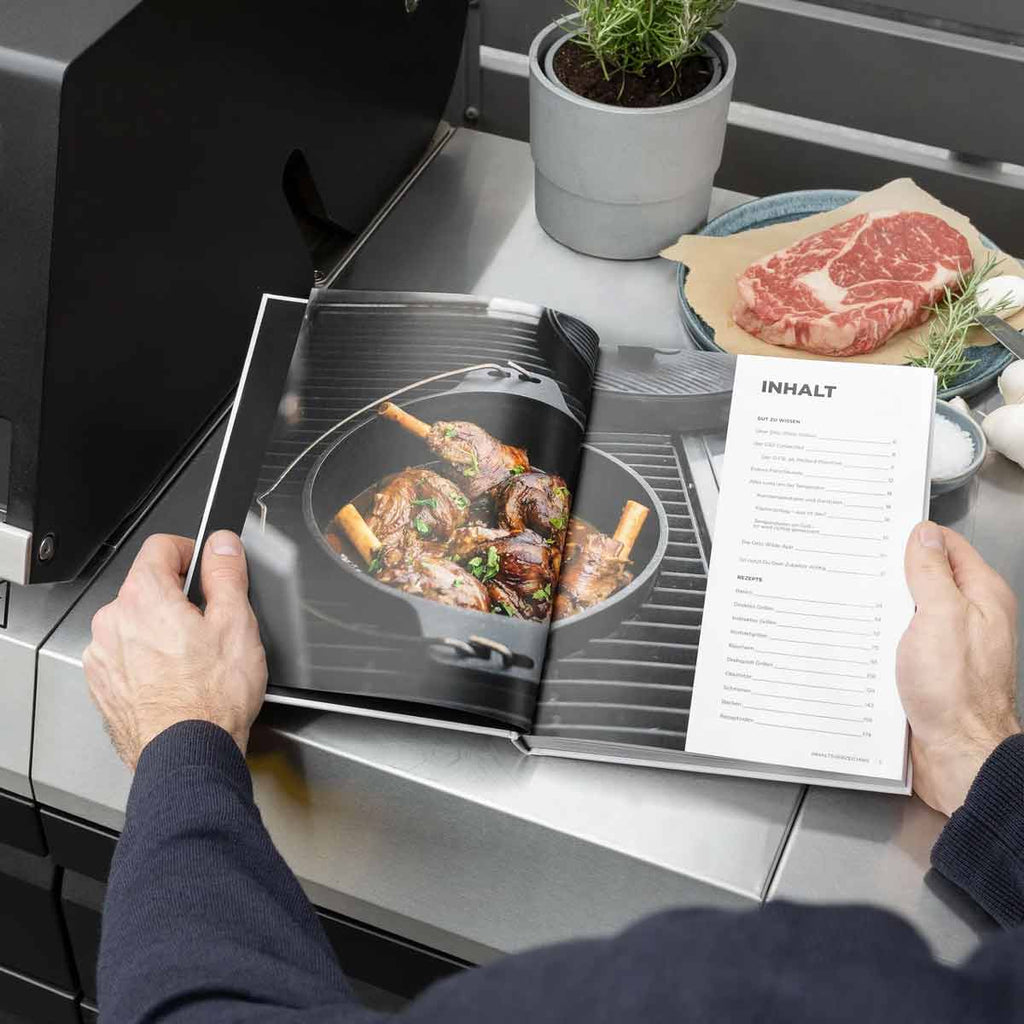 Oppslag med bilder i Grillbok for utekjøkken og gassgrill G32 - Otto Wilde Grillers