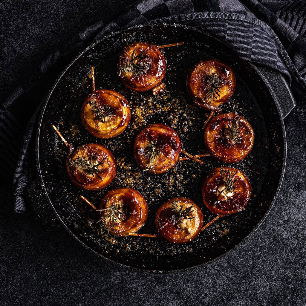 Nærbilde av tekst i grillbok Modus Operandi keramisk grill Big Green Egg