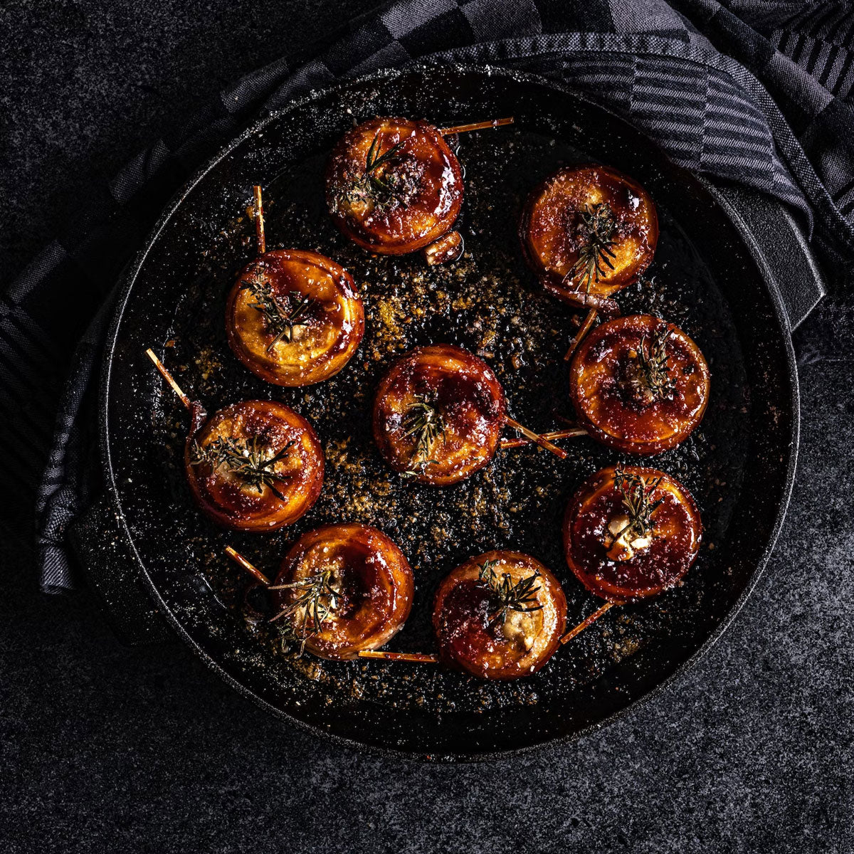 Nærbilde av tekst i grillbok Modus Operandi keramisk grill Big Green Egg
