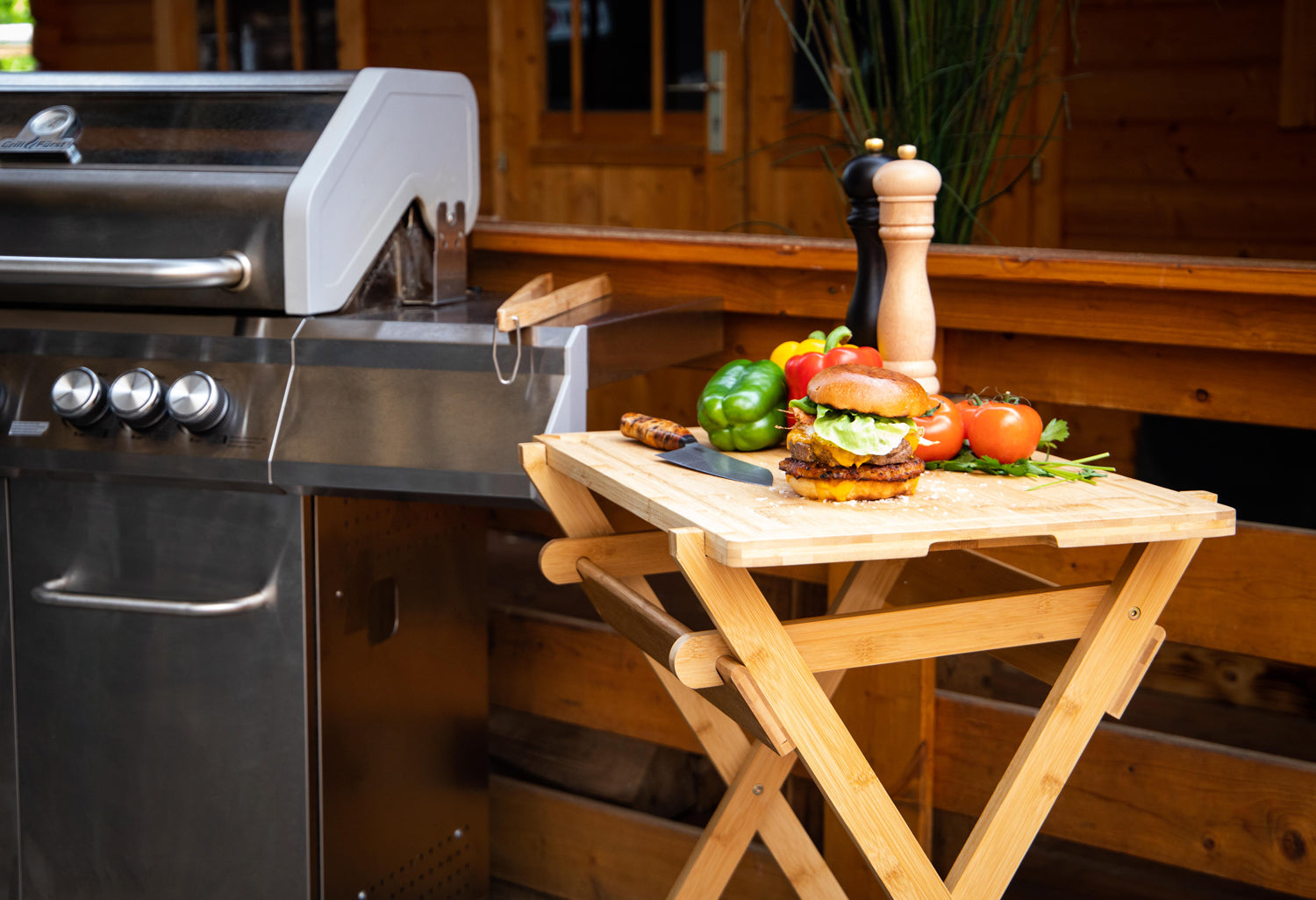 Montert grillbord sammenleggbart med skjærebrett 63x40 cm i bruk