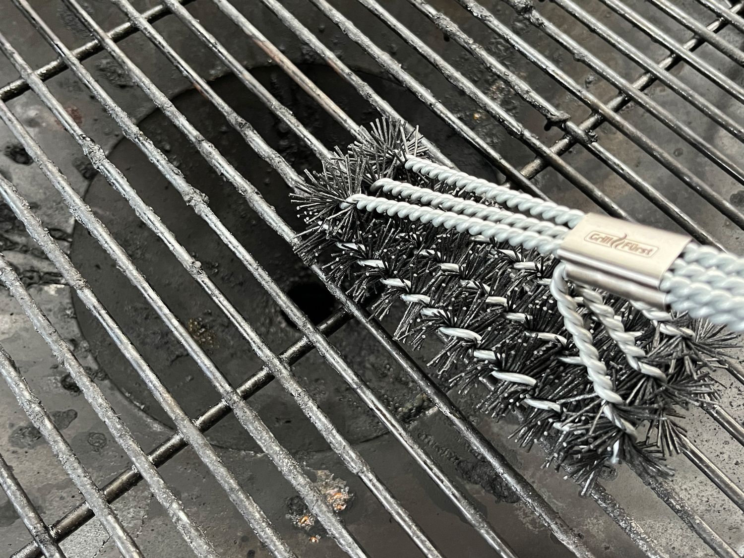 Montert Grillbørste med nylonbørster 3-delt hode 45 cm - Grillfürst nærbilde