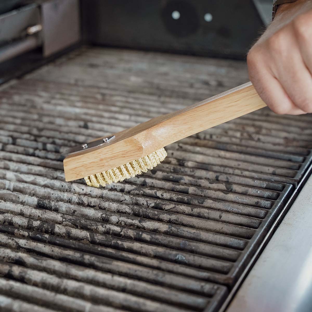 Skrape på Grillbørste messing med skrape 45 cm trehåndtak SANTOS detalj