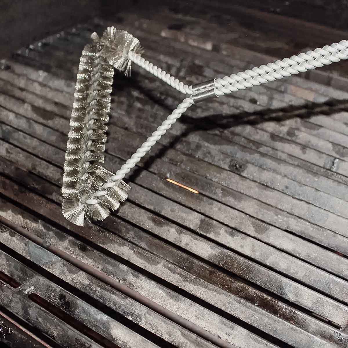 Montert Grillbørste trekantet rustfritt stål 55 cm - SANTOS på grill