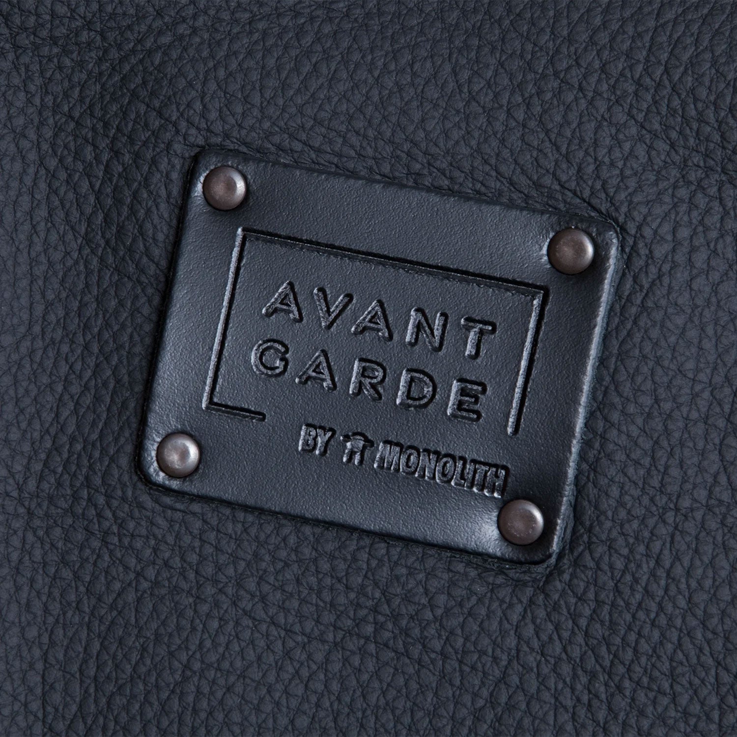 Detaljbilde av lær og logo på Grillforklæ AVANTGARDE lær str. XL svart