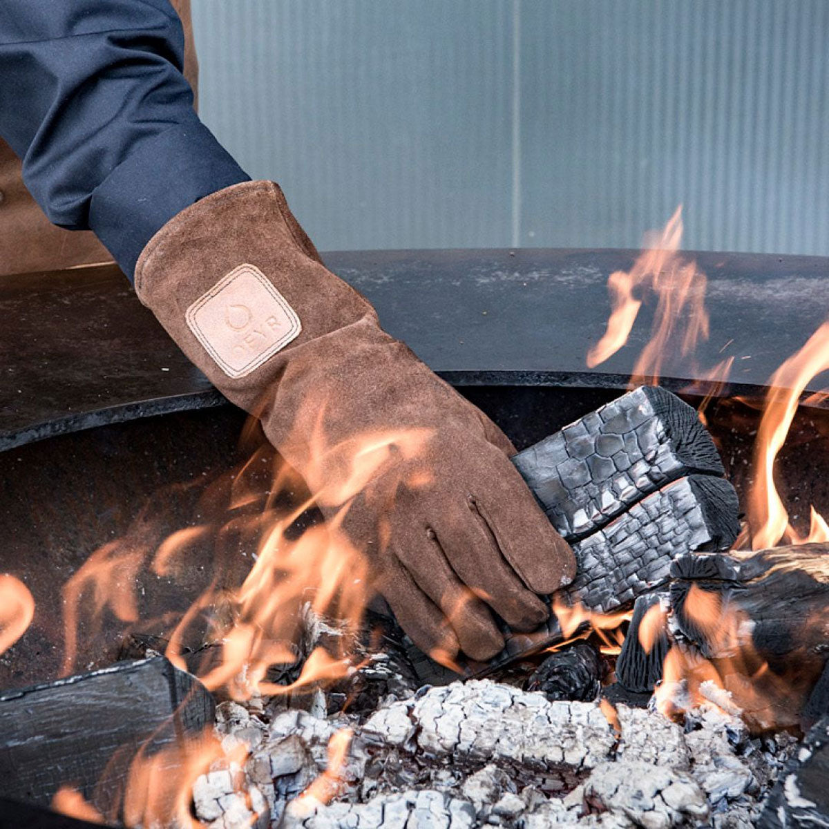 Detalj av Grillhansker semsket skinn brun - OFYR materiale