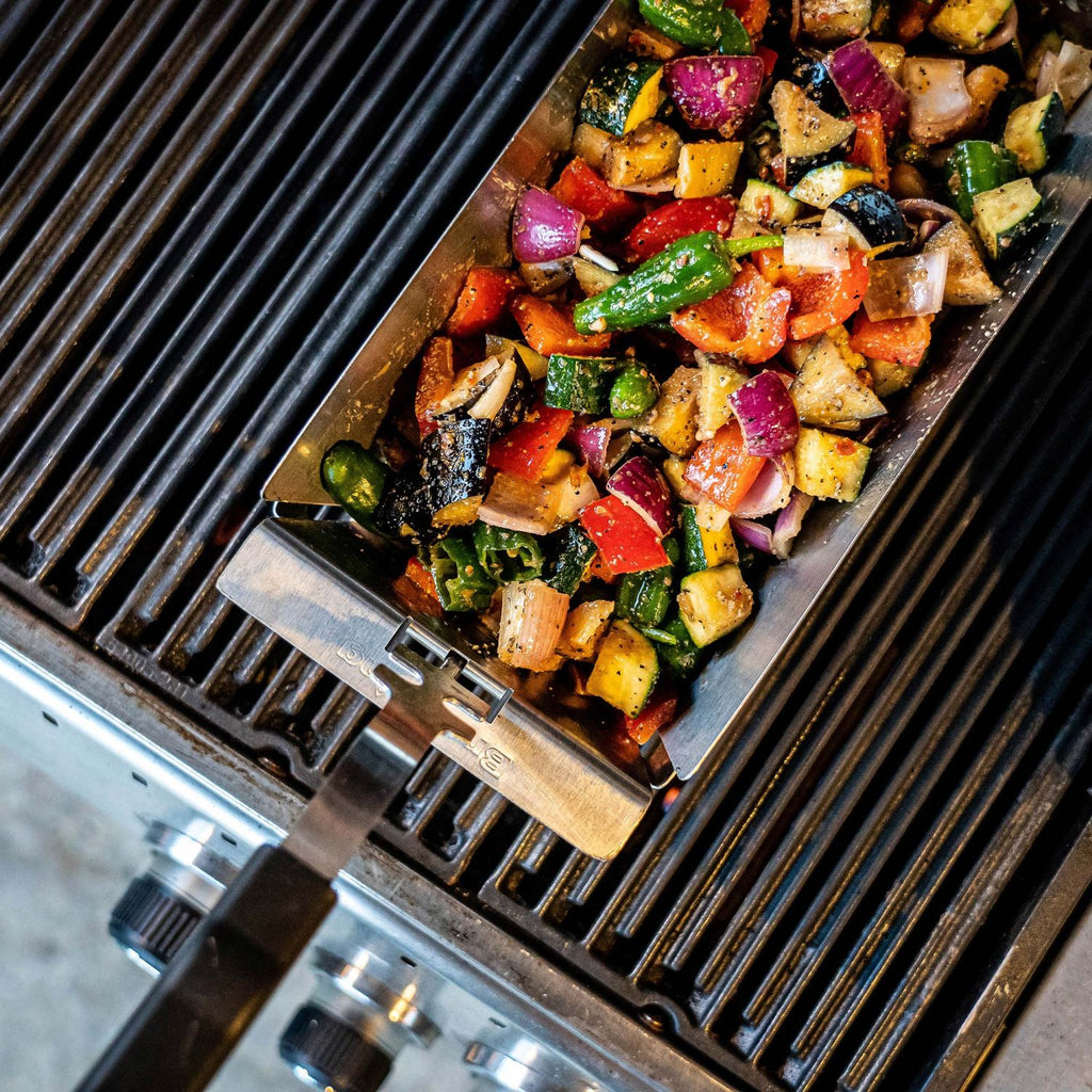 Grillkurv Narrow wok rustfritt stål smal 37x17 cm i bruk på Broil King grill