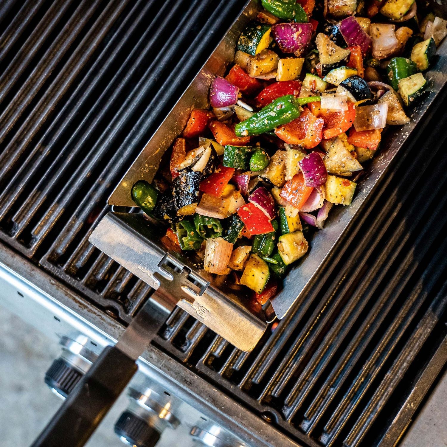 Grillkurv Narrow wok rustfritt stål smal 37x17 cm i bruk på Broil King grill