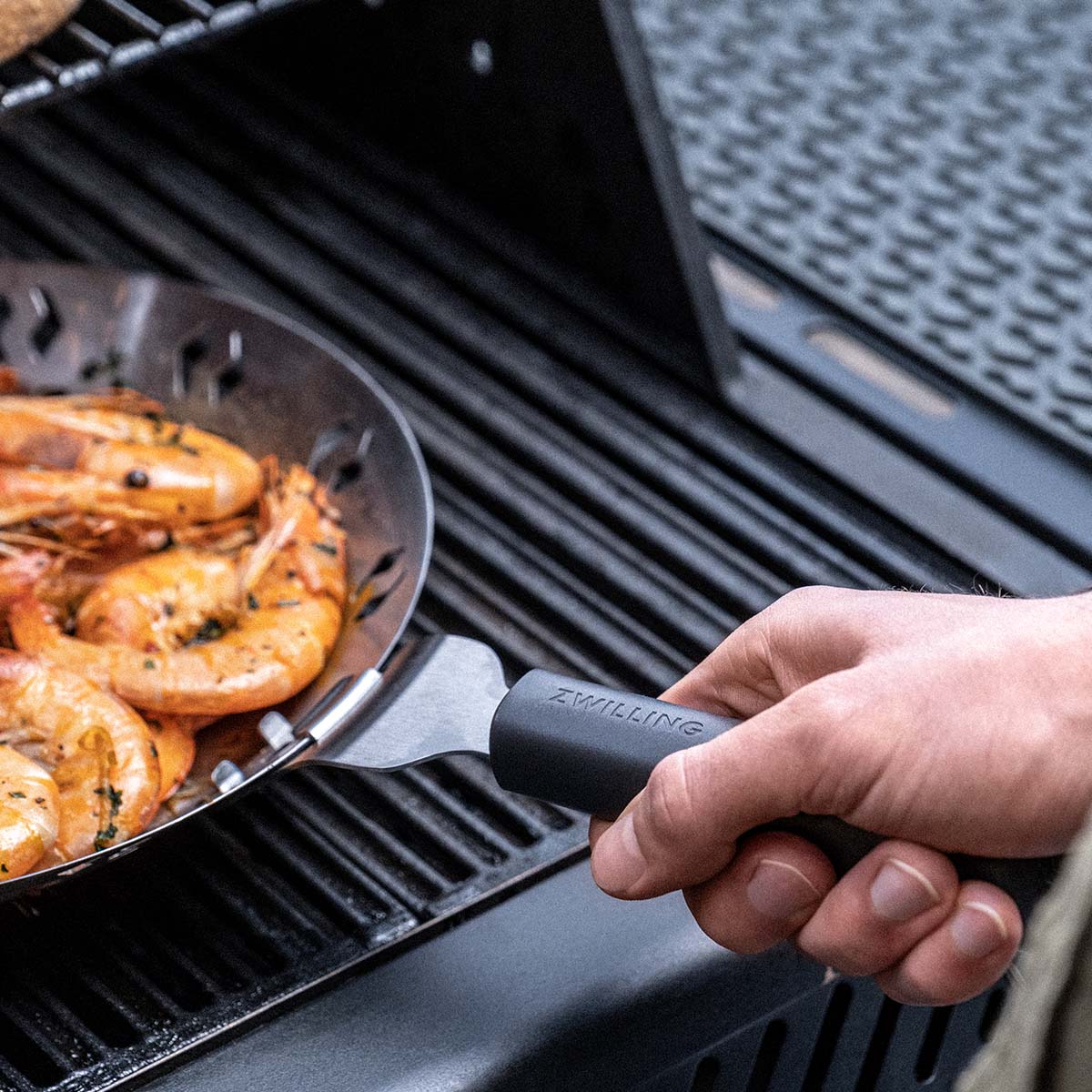 Grillkurv rund med håndtak 26 cm rustfritt stål BBQ+ - Zwilling i bruk på grill
