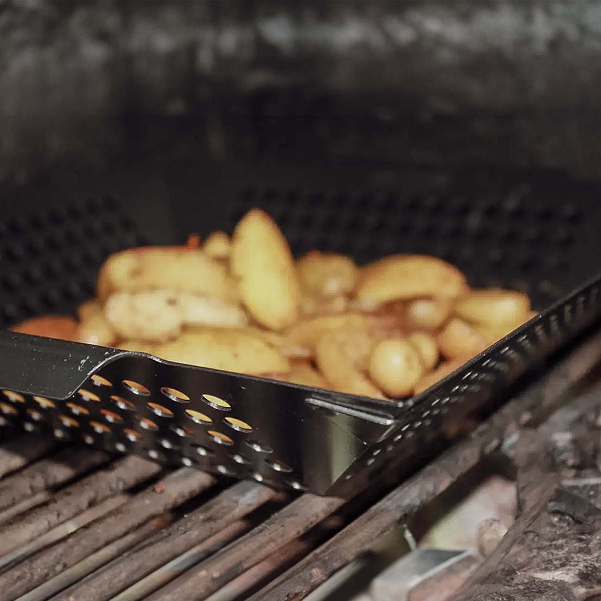 Grillkurv XL grillwok svart 30,5 x 30,5 cm - SANTOS montert på grill