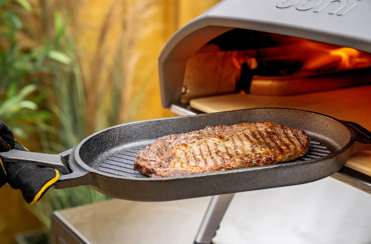 Detalj av riflet bunn på Grillpanne støpejern med avtakbart håndtak 31 cm - Ooni