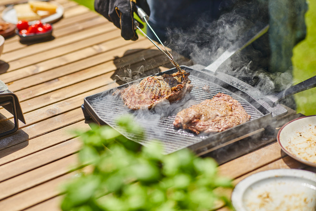 Grillpanne støpejern vendbar med avtakbare håndtak - Ooni sett fra siden