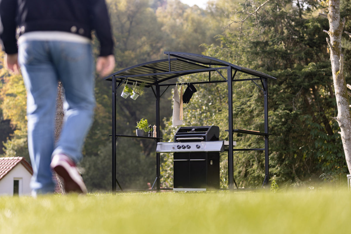 Montert Grillpaviljong i stål med metalltak og hyller i hage - Grillfürst