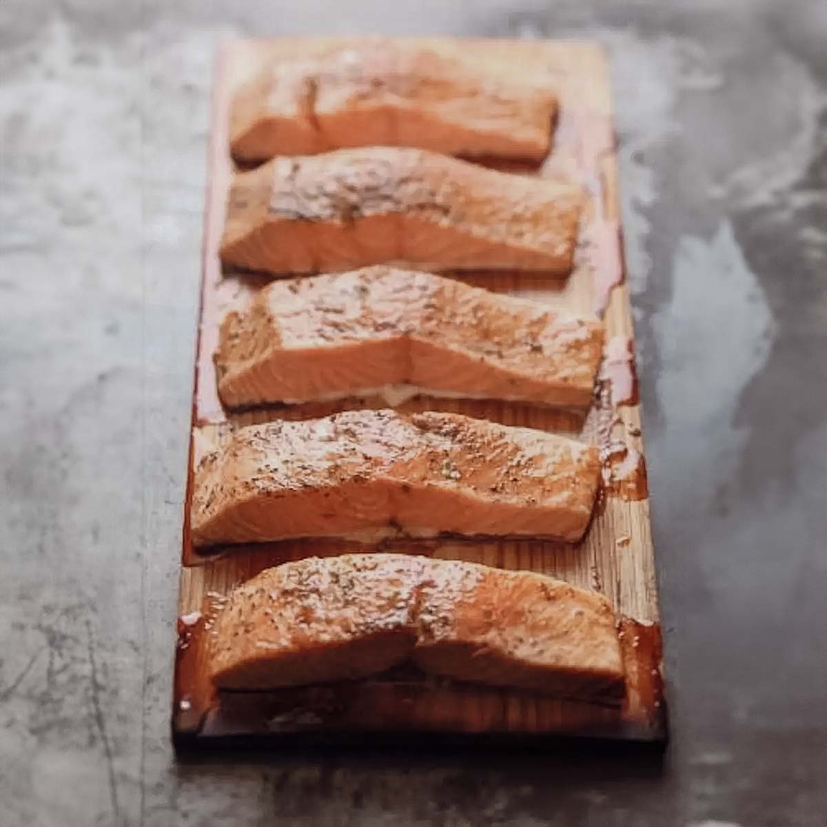 Grillplanke sedertre 2-pack 40 x 15 cm SANTOS montert på grillen