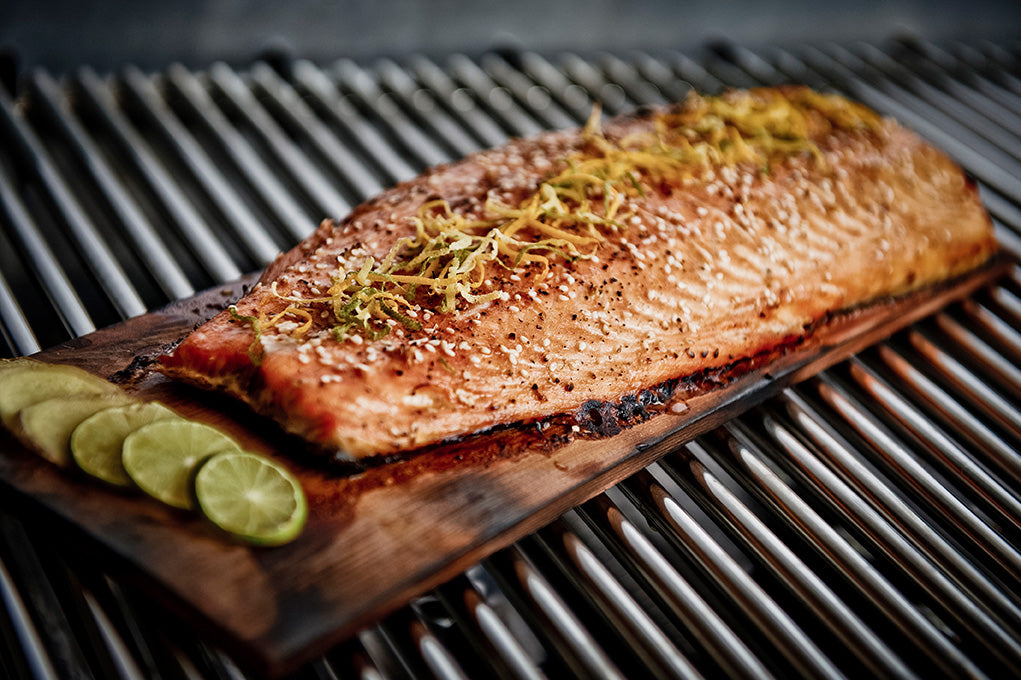 Grillplanke sedertre 38x18 cm 2-pakk - Broil King montert på grill