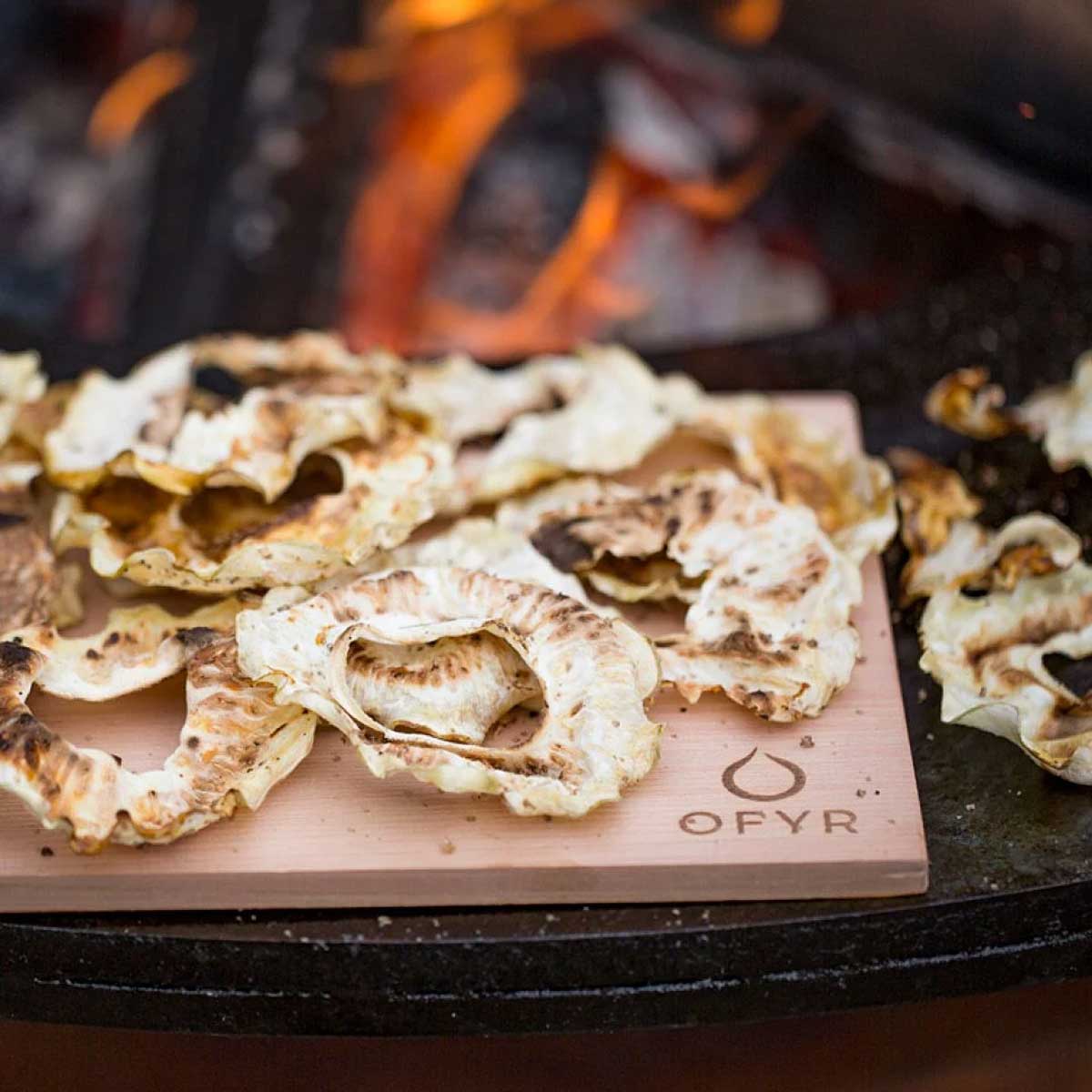 Grillplanker sedertre 3-pakk - OFYR montert på grillen