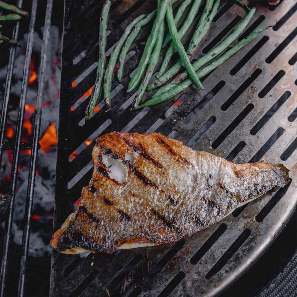 Grillplate rustfritt stål halvrund Big Joe Kamado Joe detalj nærbilde