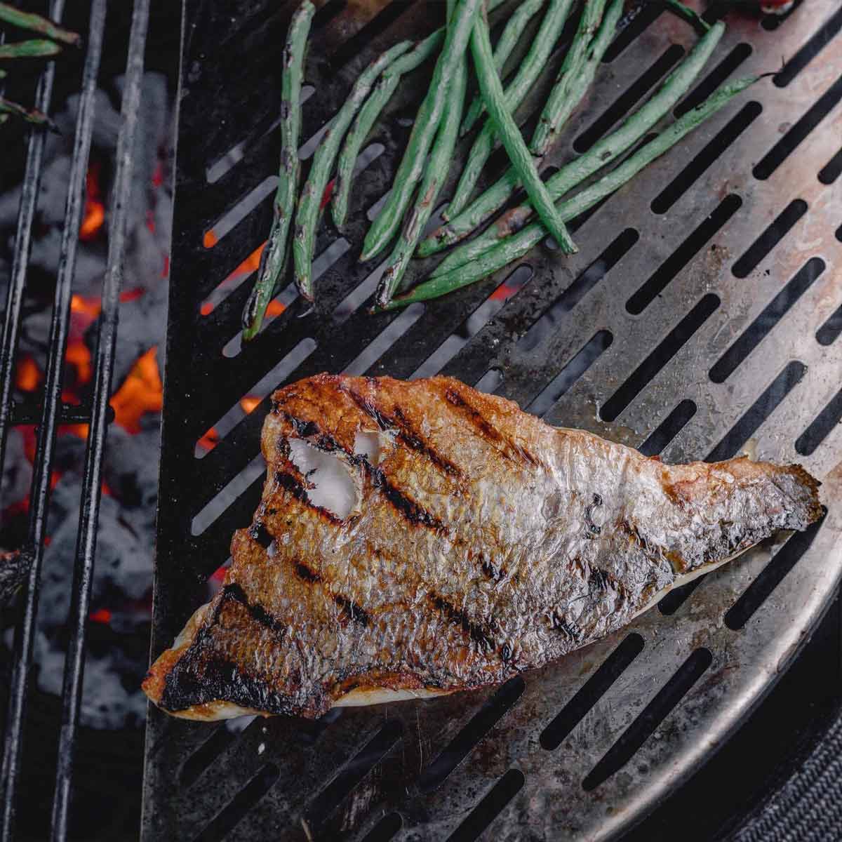 Grillplate rustfritt stål halvrund Big Joe Kamado Joe detalj nærbilde