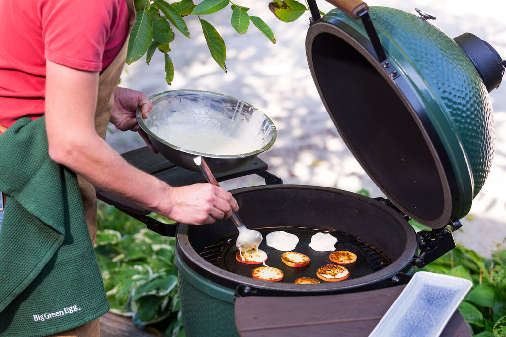Nærbilde av grillplate støpejern 35 cm 2XL/XLarge/Large Big Green Egg montert