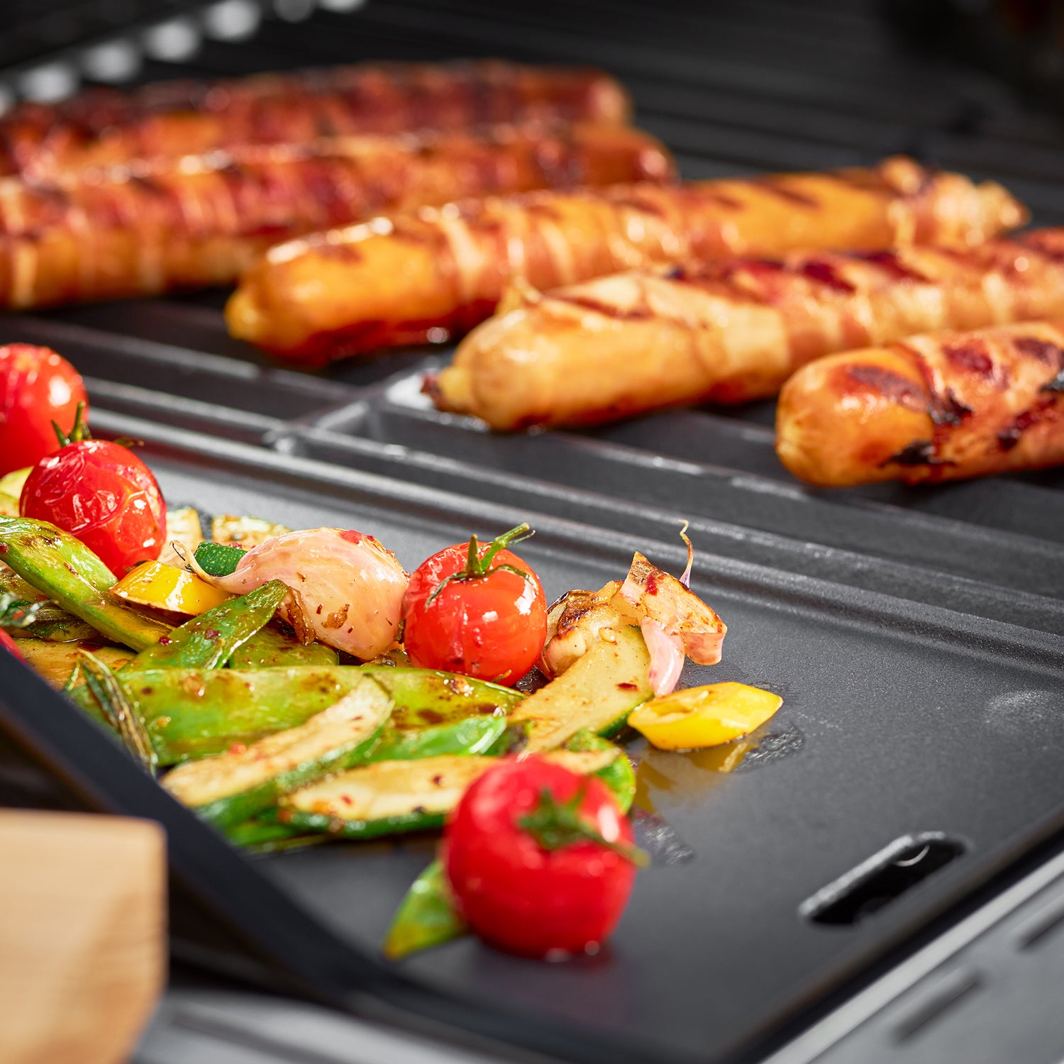 Detaljbilde av emaljert overflate på Grillplate støpejern emaljert for Allflame/Videro 45x24 cm - Rösle