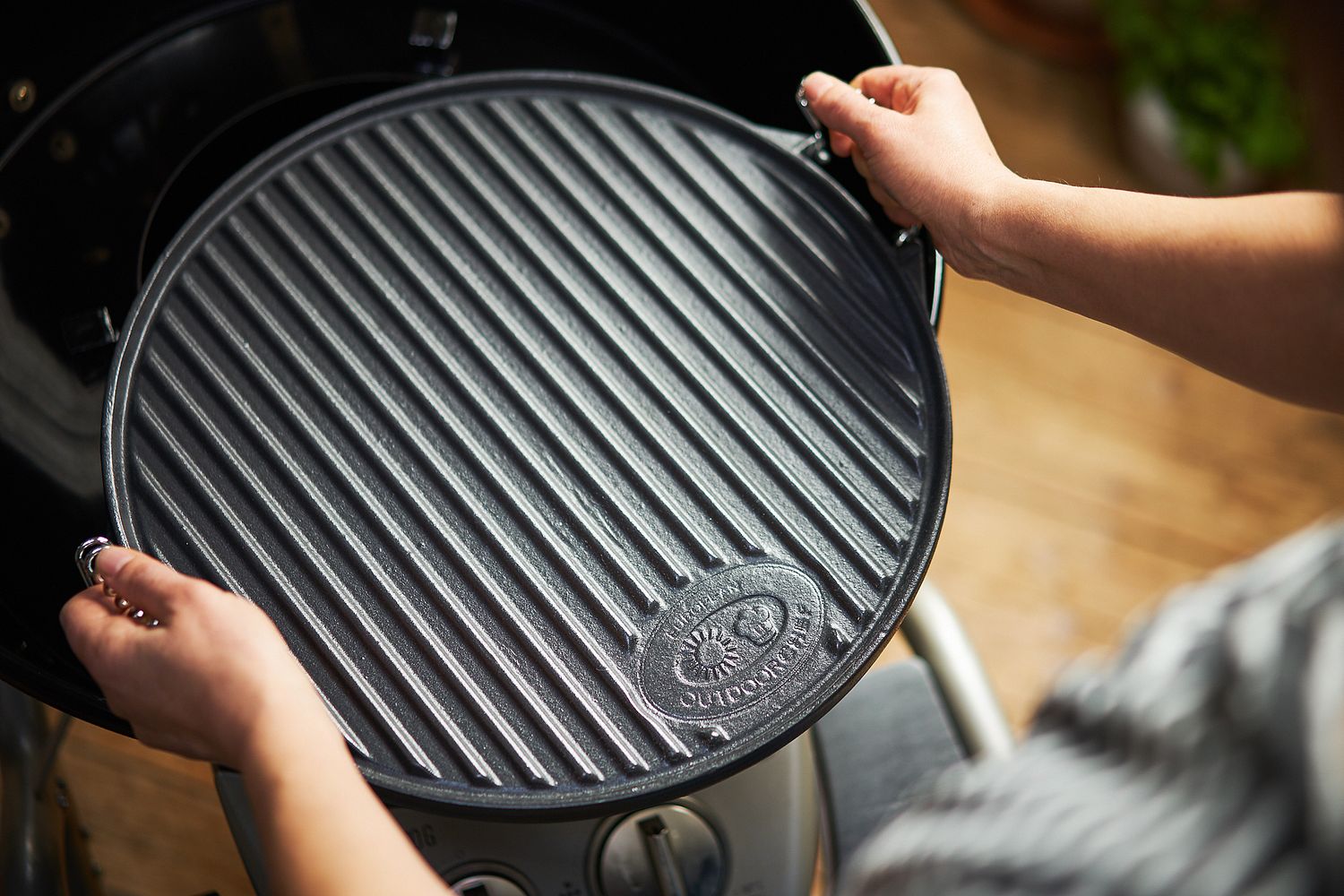 Grillplate støpejern rund Ø 33 cm for kulegrill - Outdoorchef detalj av håndtak