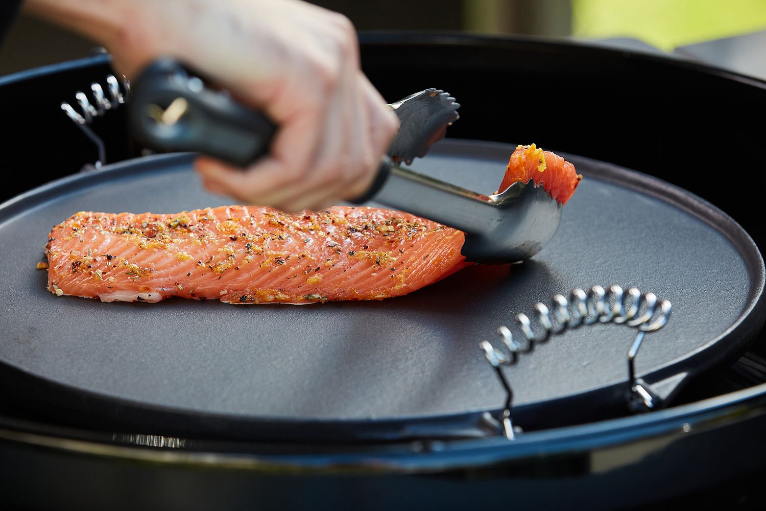 Grillplate støpejern rund Ø 33 cm for kulegrill - Outdoorchef i bruk
