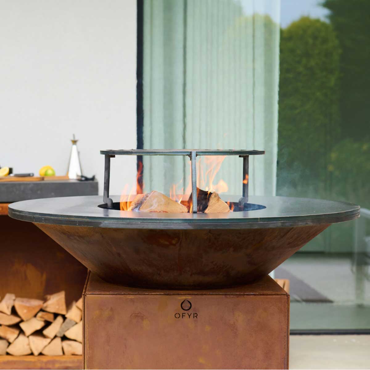 Bakside av Grillrist 75 cm - OFYR med solid konstruksjon