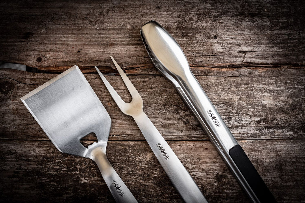 Detalj av grilltang i Grillsett 3-delt rustfritt stål