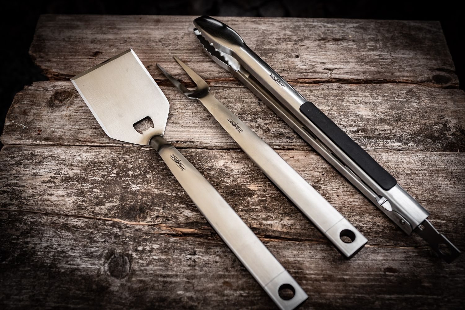 Grillsett 3-delt rustfritt stål med grilltang og spade - Grillfürst bakside