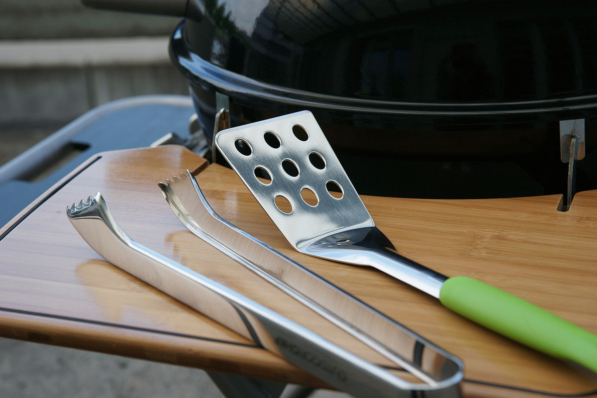 Montert Grillsett Starter med grilltang og grillspade - Outdoorchef på grill