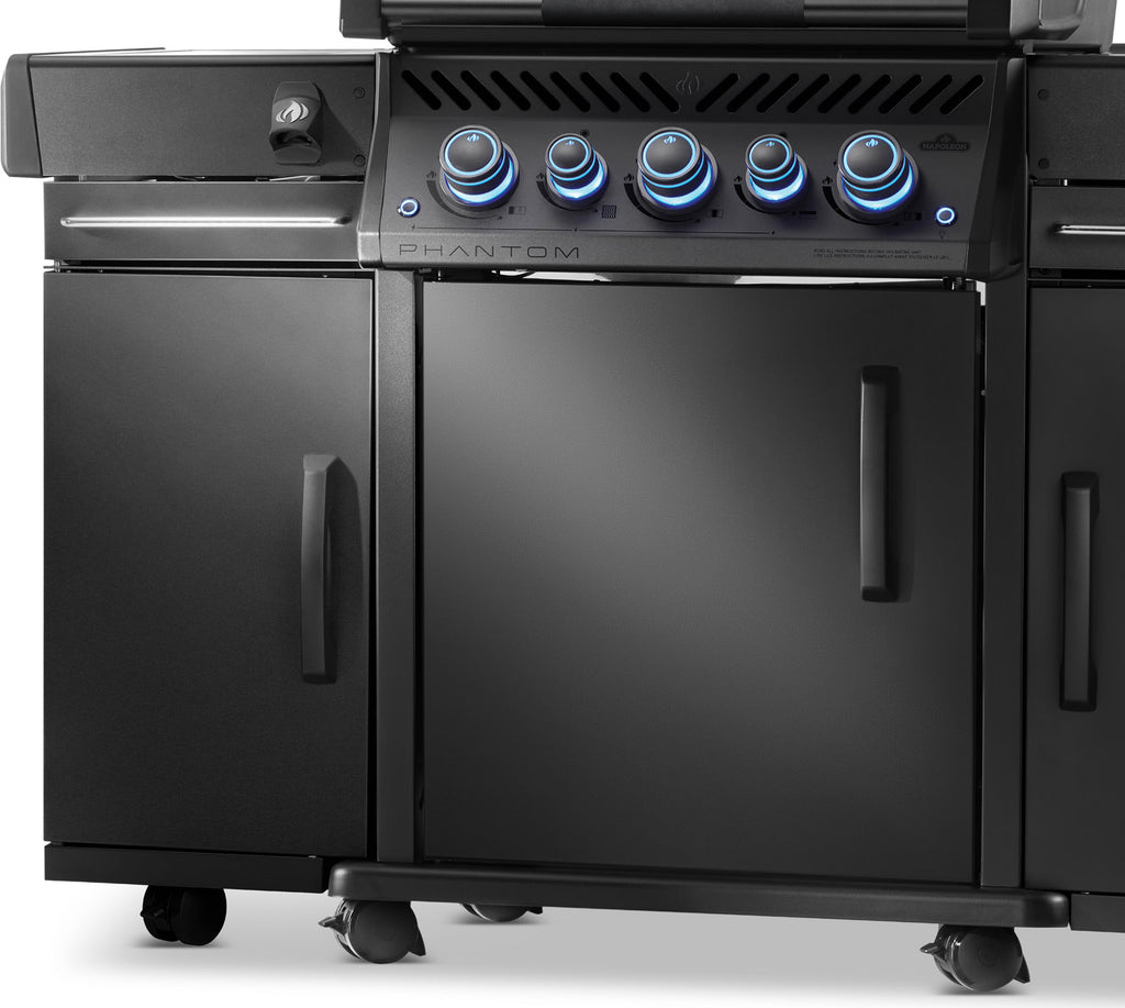 Detalj av Grillskap Phantom Rogue PRO & PRO-S underskap matt svart hengsler
