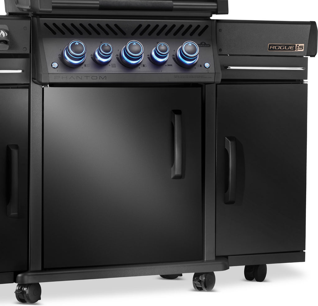 Nærbilde av integrerte kroker i Grillskap Phantom Rogue PRO & PRO-S underskap matt svart