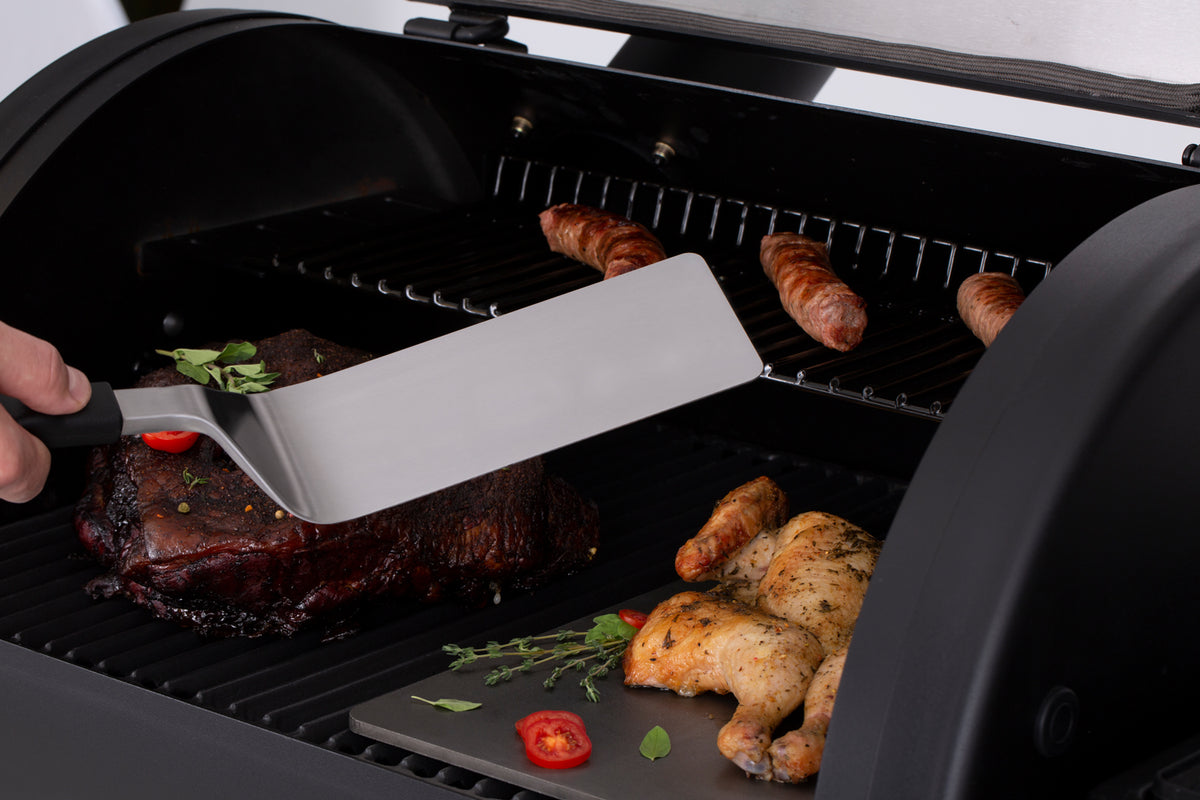 Montert Grillspade Baron ekstra lang 44 cm rustfritt stål Broil King i bruk