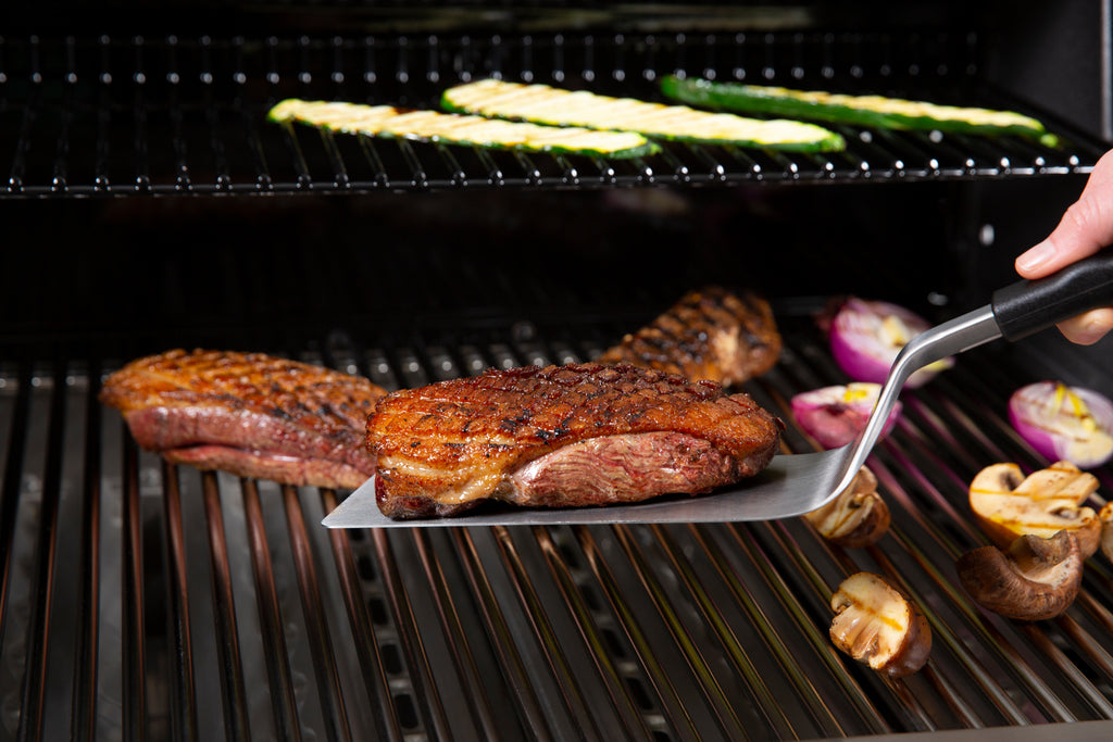 Nærbilde av håndtak på Grillspade Baron ekstra lang 44 cm rustfritt stål Broil King