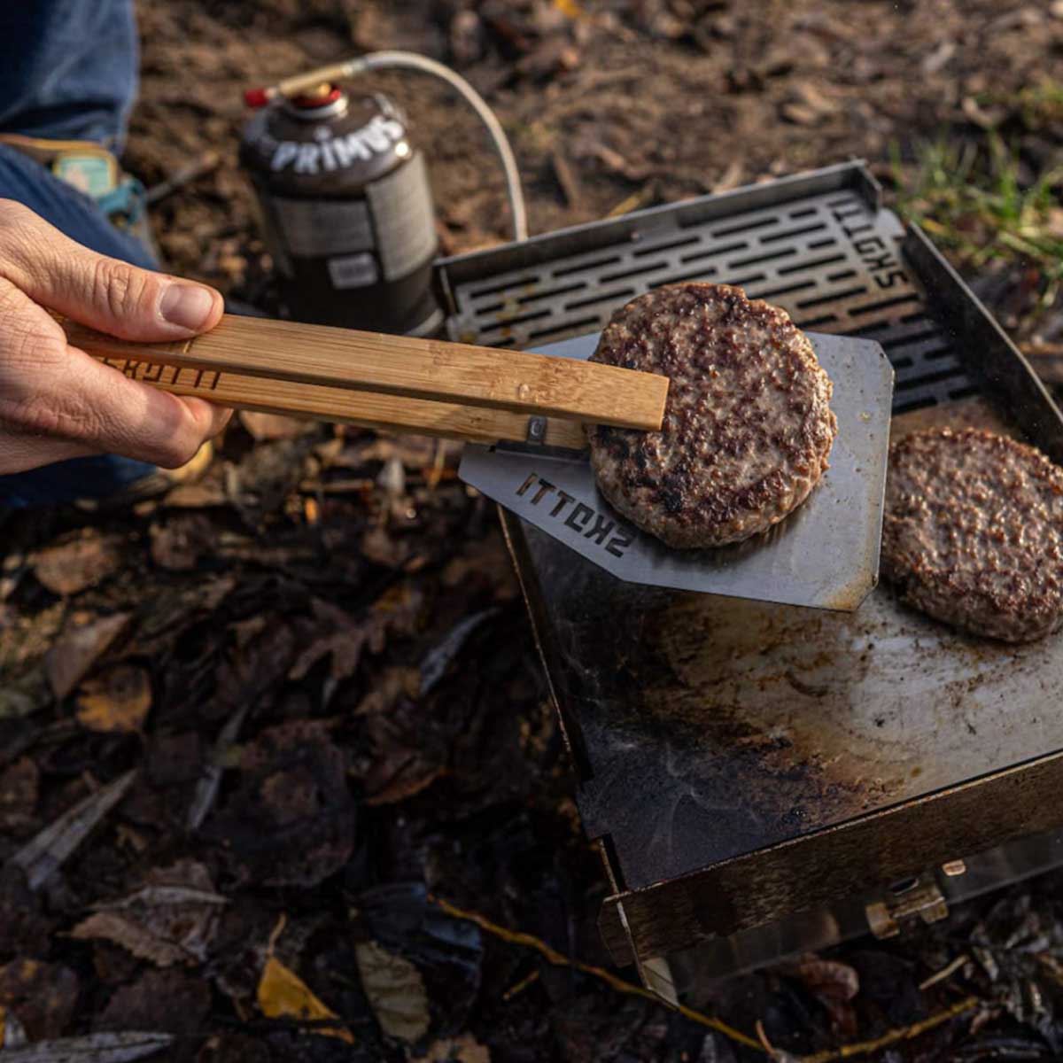 Grillspade Flip rustfritt stål - Skotti Grill i bruk