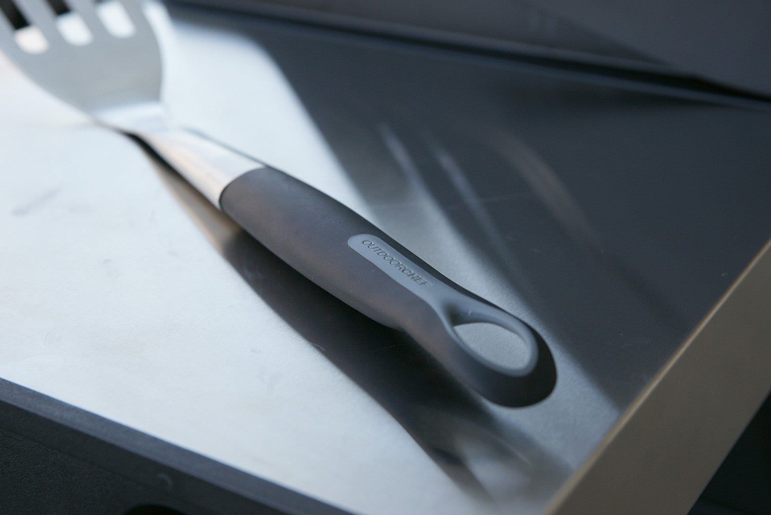 Detalj av Grillspade rustfritt stål 44 cm - Outdoorchef med skarp kant