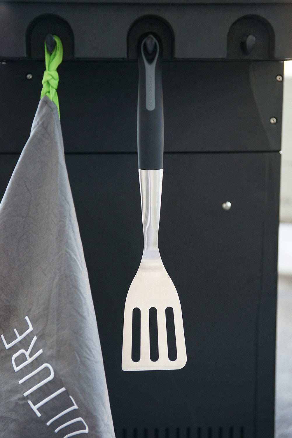 Montert Grillspade rustfritt stål 44 cm - Outdoorchef med ergonomisk håndtak