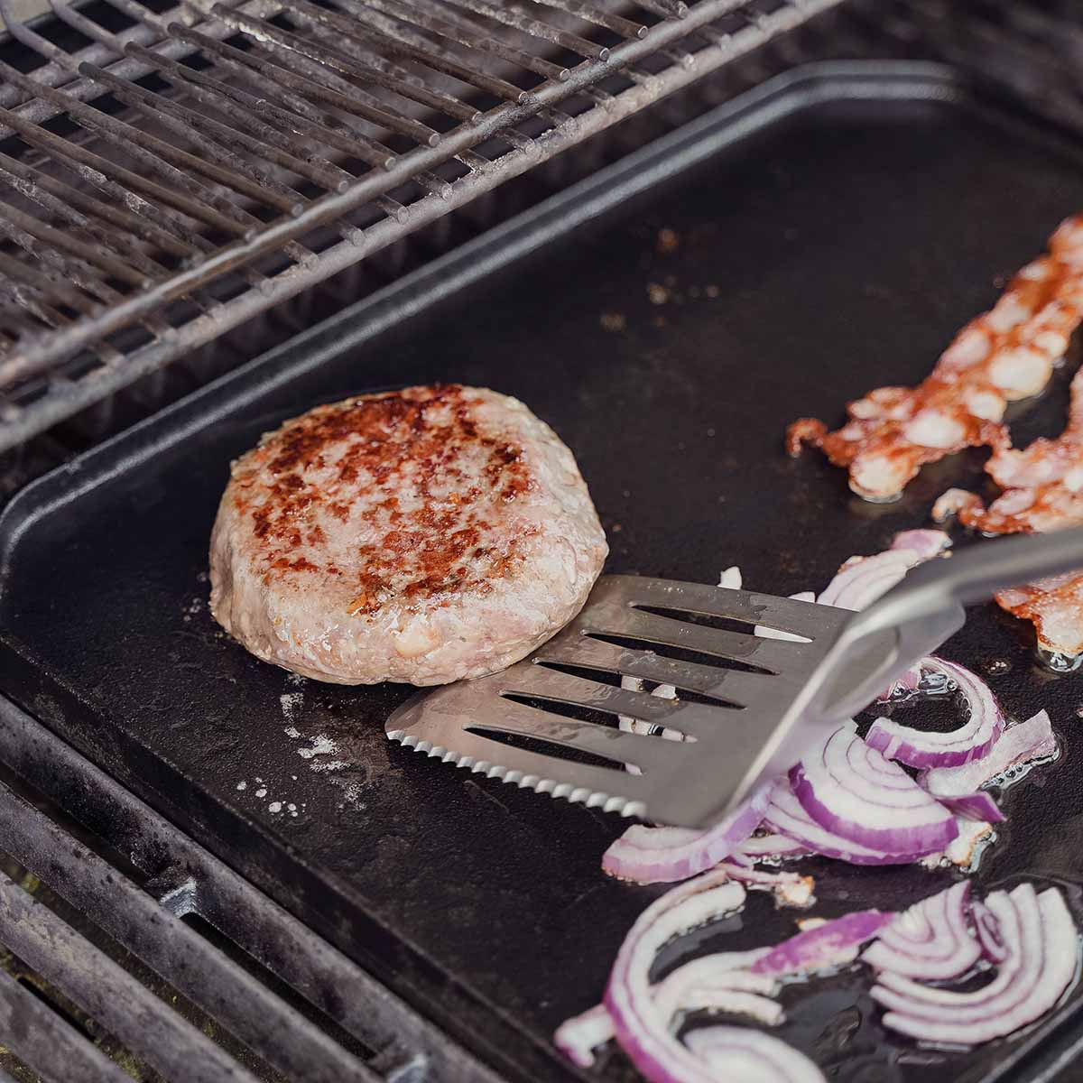 Visning av flaskeåpnerfunksjon på Grillspade rustfritt stål 45 cm med skjærekant