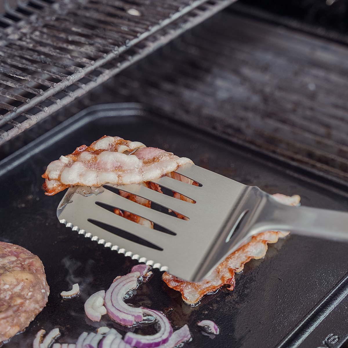Bruk av Grillspade rustfritt stål 45 cm med skjærekant - SANTOS ved grilling