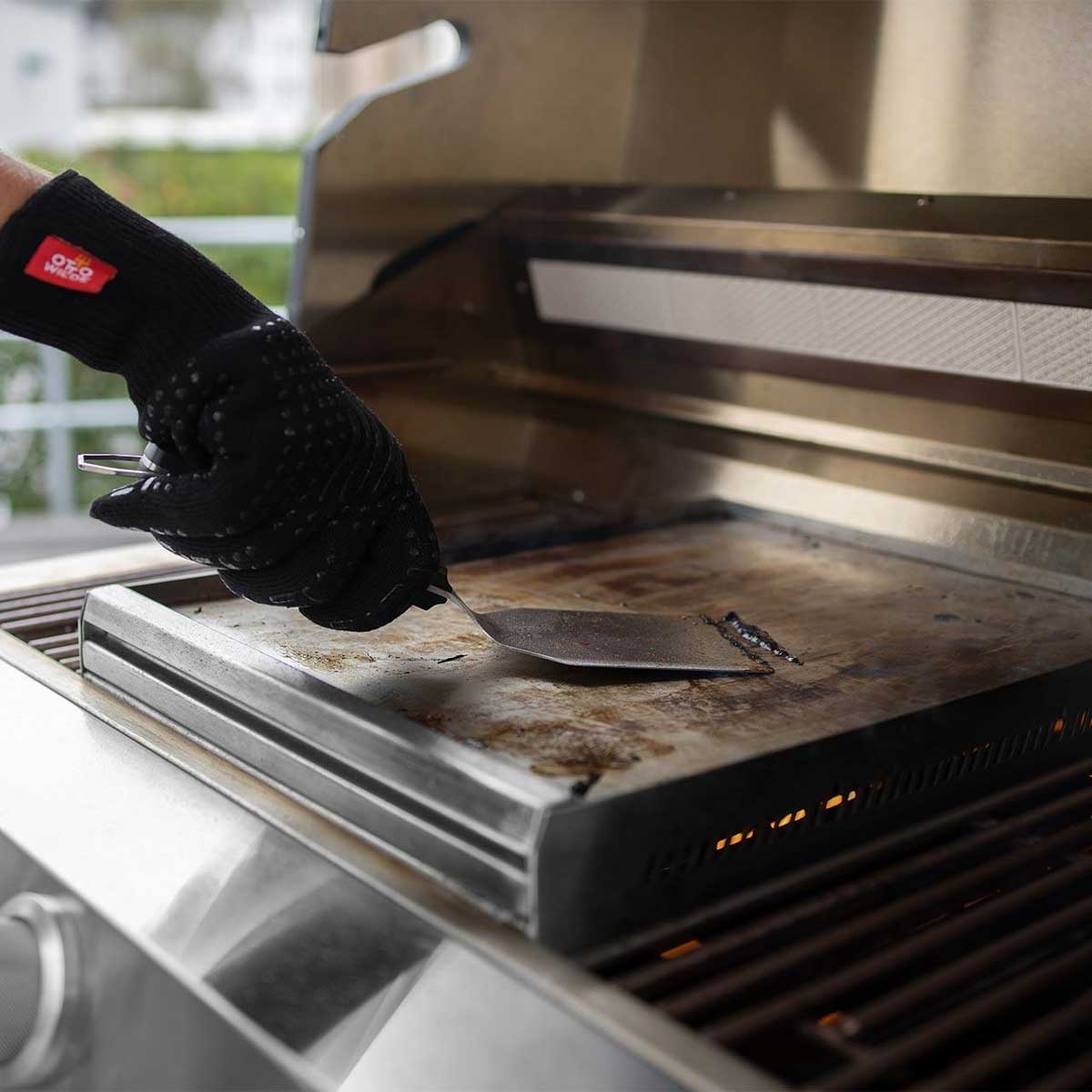 Nærbilde av grep på Grillspade rustfritt stål for plancha - Otto Wilde Grillers