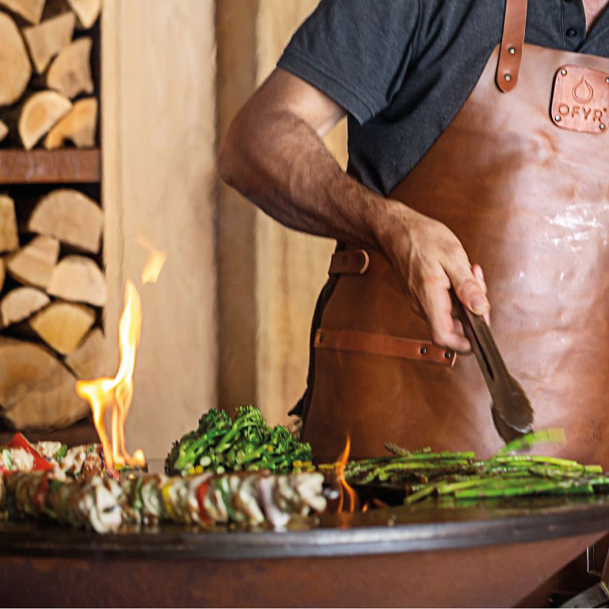 Grilltang 30 cm rustfritt stål - OFYR ved siden av grill